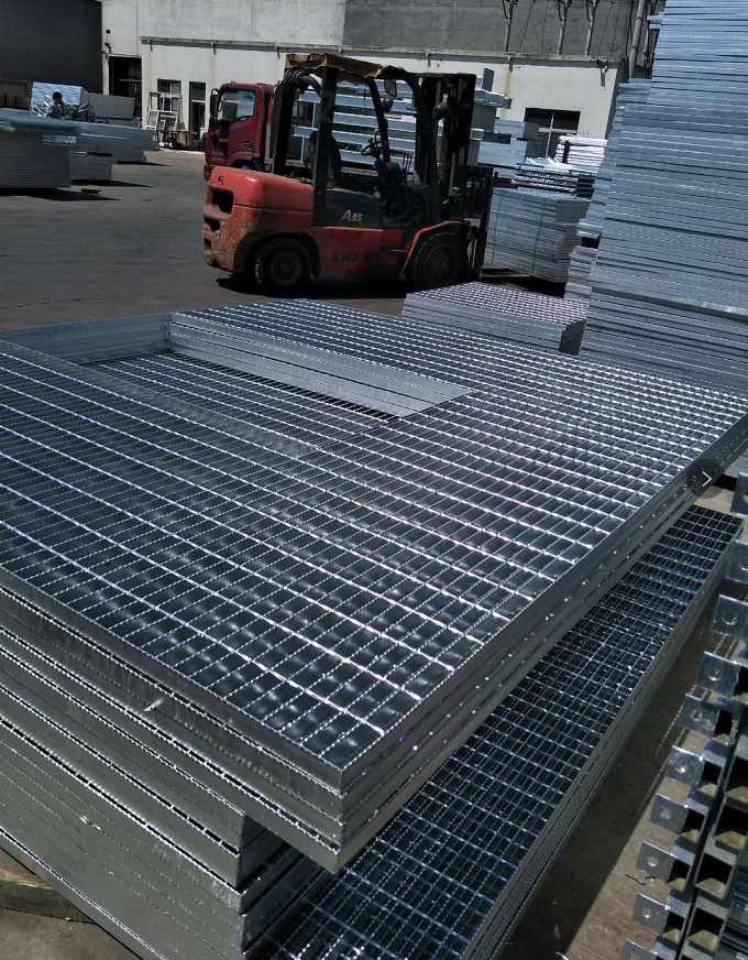 廣州周經理訂購的鍍鋅鋼格板生產完工，等待發貨中